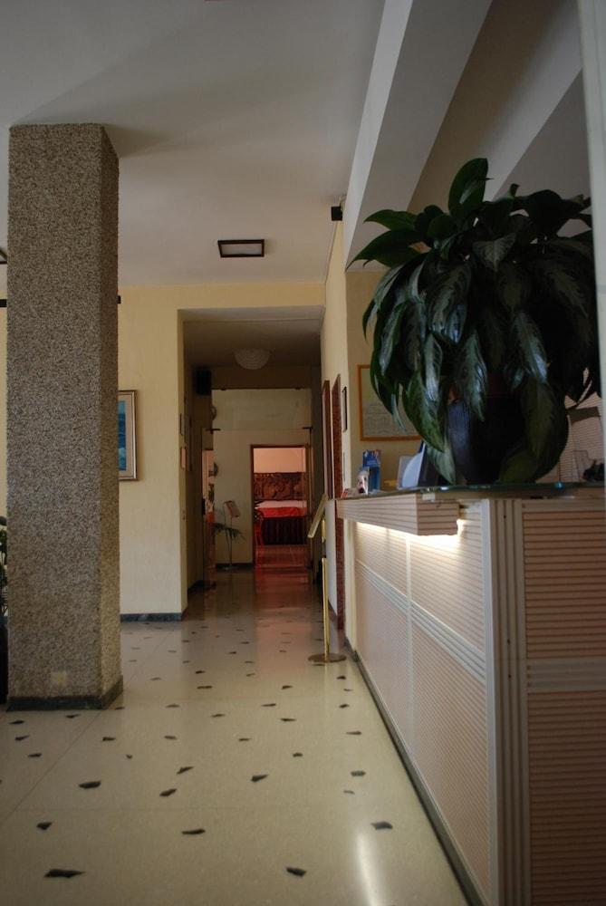 Hotel Palace Varraze Exterior foto